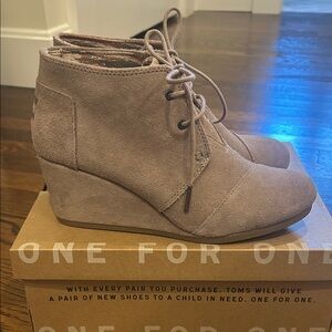 TOMS Women's Lace-Up Suede Wedges - Taupe
